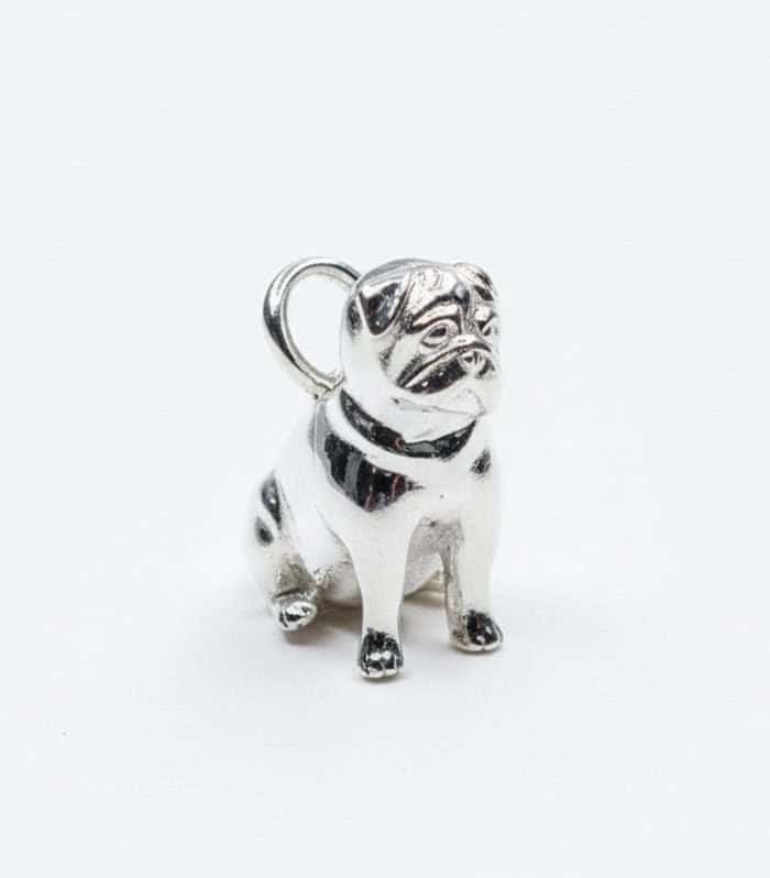 Dije de lujo "Modo Papa (con Patas)" de HUEHUE en Oro Vermeil, mostrando la figura de un Pug sentado en una adorable y compacta pose.