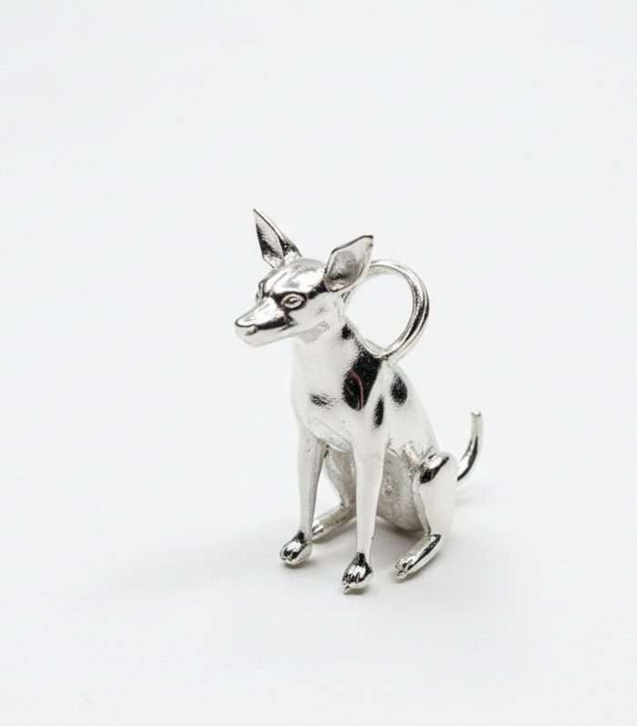Dije de lujo "El Guardián del Mictlán" en Plata 925 de HUEHUE, mostrando la figura de un perro Xoloitzcuintli sentado en una pose noble y vigilante.