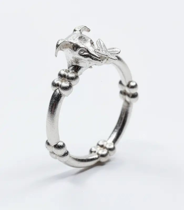 Anillo Whippet Mariposa de plata rodio/oro vermeil. Joyería de Lujo hecha a mano, que simboliza el asombro y la gracia.