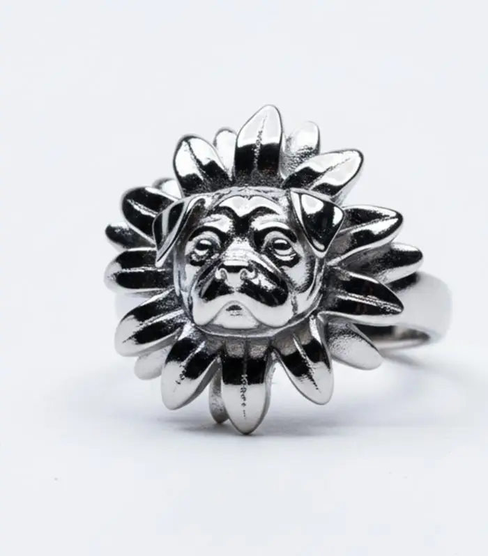 Anillo "Solecito Pachoncito" en Plata 925 de HUEHUE, con el rostro de un Pug sonriente en el centro de una flor de girasol.