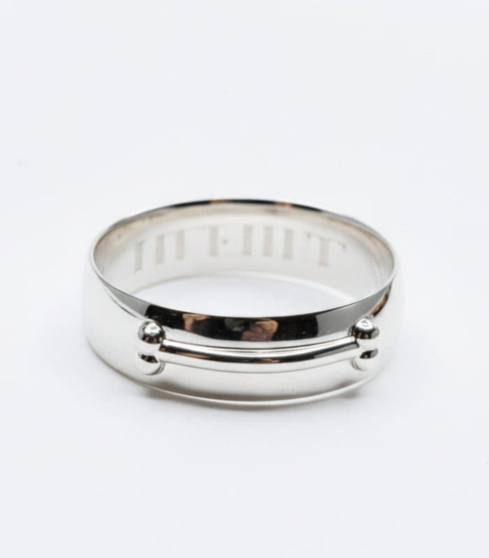 Primer plano del Anillo HUEHUE en Plata 925, mostrando el hueso central que simboliza la celebración de un vínculo eterno.