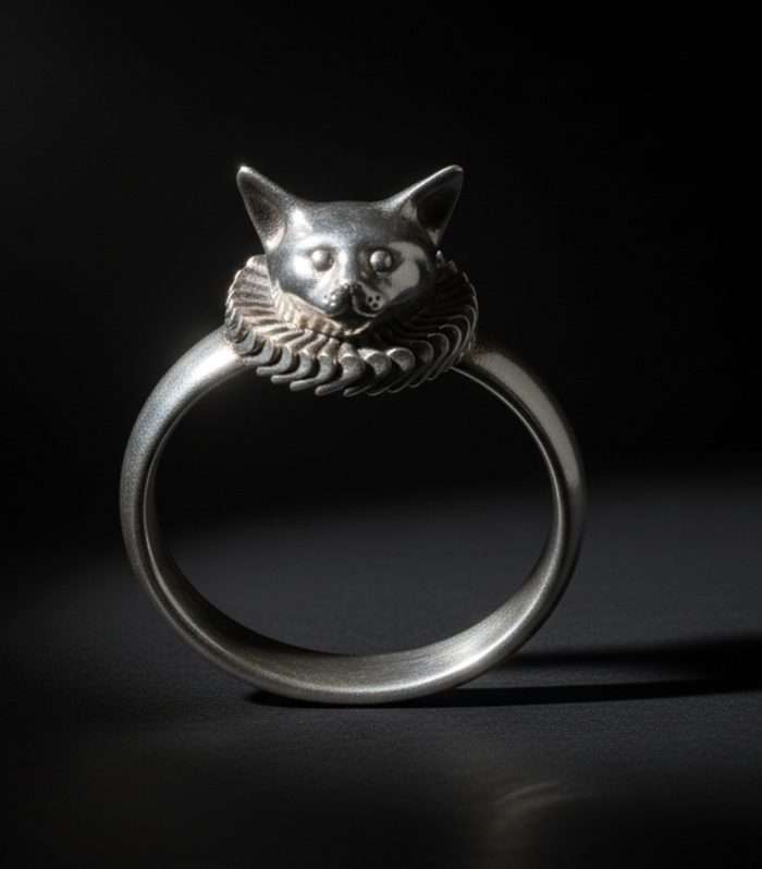 Anillo con cabeza de gato en plata, diseño artístico y moderno.