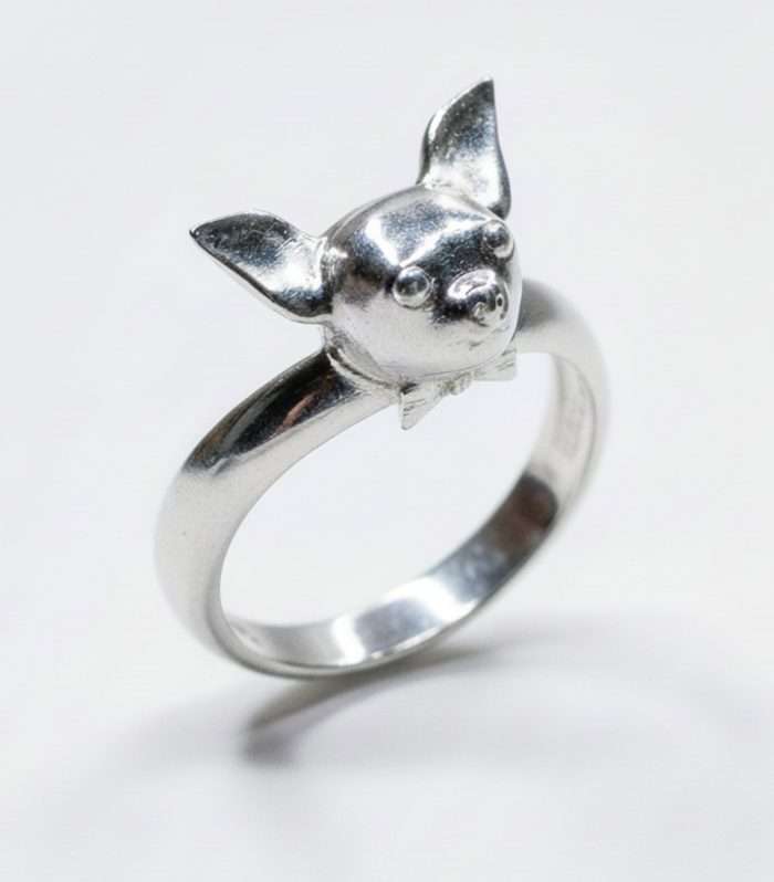 Anillo "Su Majestad, El Mini-Tirano" de HUEHUE en Plata 925, mostrando la figura de un Chihuahua Cabeza de Manzana.