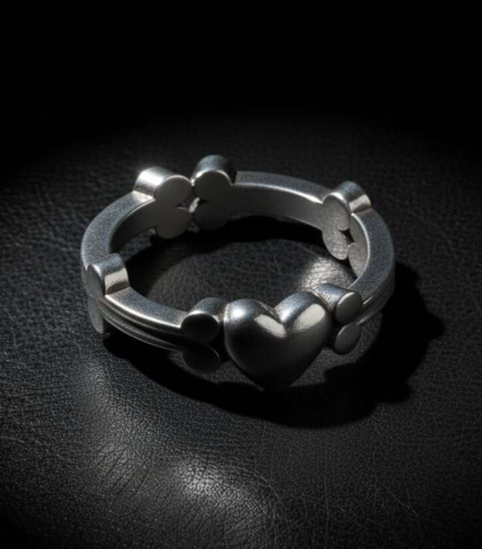 Anillo de lujo navideño "Mi Corazón de Jengibre" de HUEHUE, mostrando un aro con formas de huesitos de galleta y un corazón central en Plata 925.