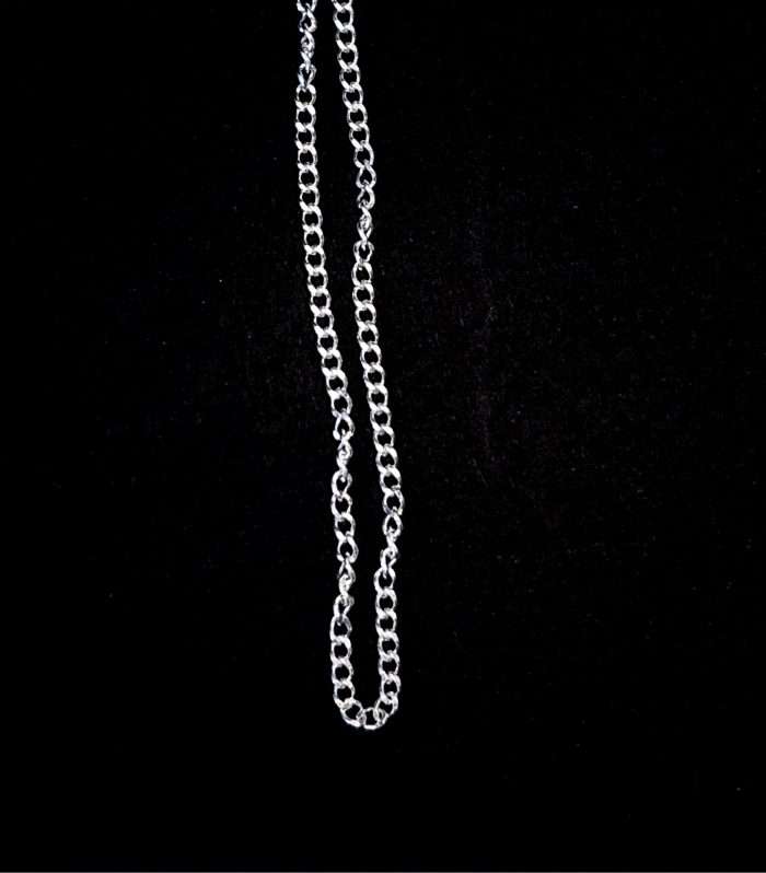 Cadena de plata fina y moderna para collares y accesorios de joyería elegante, con diseño de eslabones entrelazados.