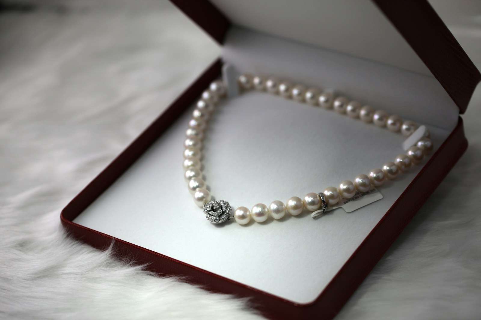 Joya de perlas en caja elegante para ocasiones especiales.